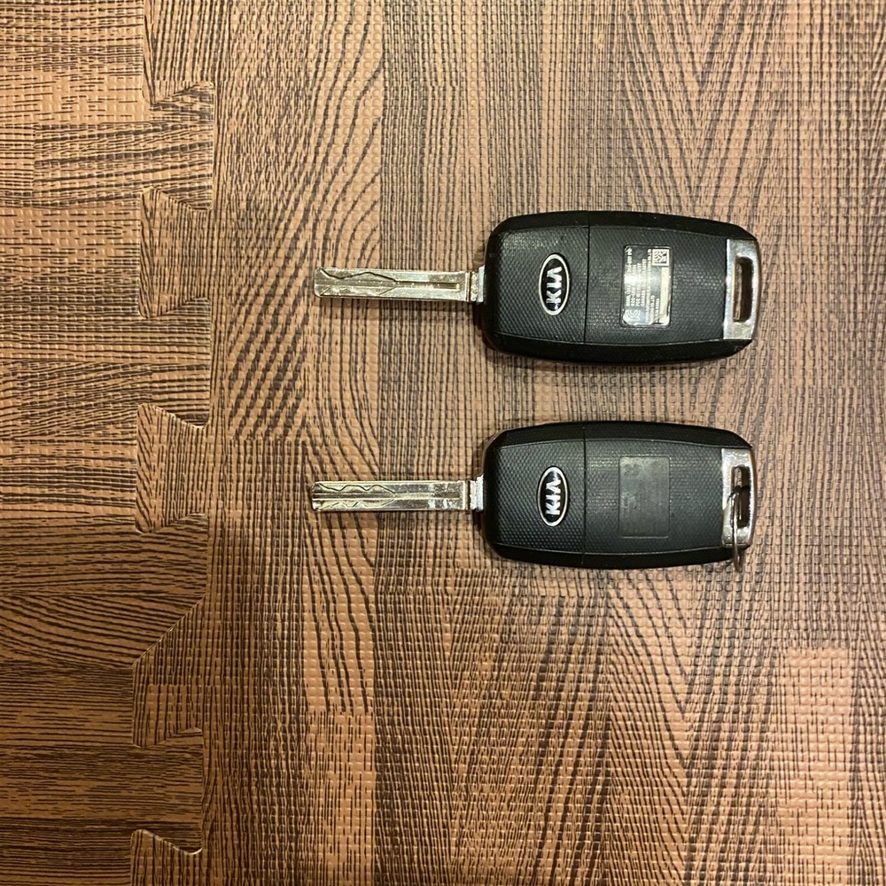 Original equipment manufacturer OEM autolock flip keys matching set - Picture 2 of 2